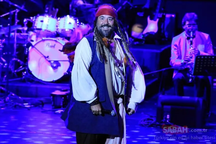 Ata Demirer Harbiye Açıkhava’da sahne aldı ’Jack Sparrow’ oldu