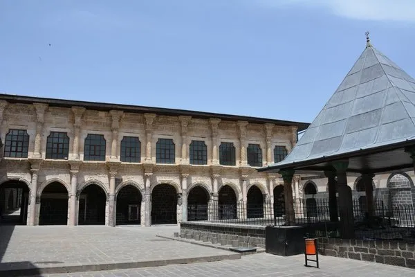 Diyarbakır'da Ulu Cami'de restorasyon çalışmaları