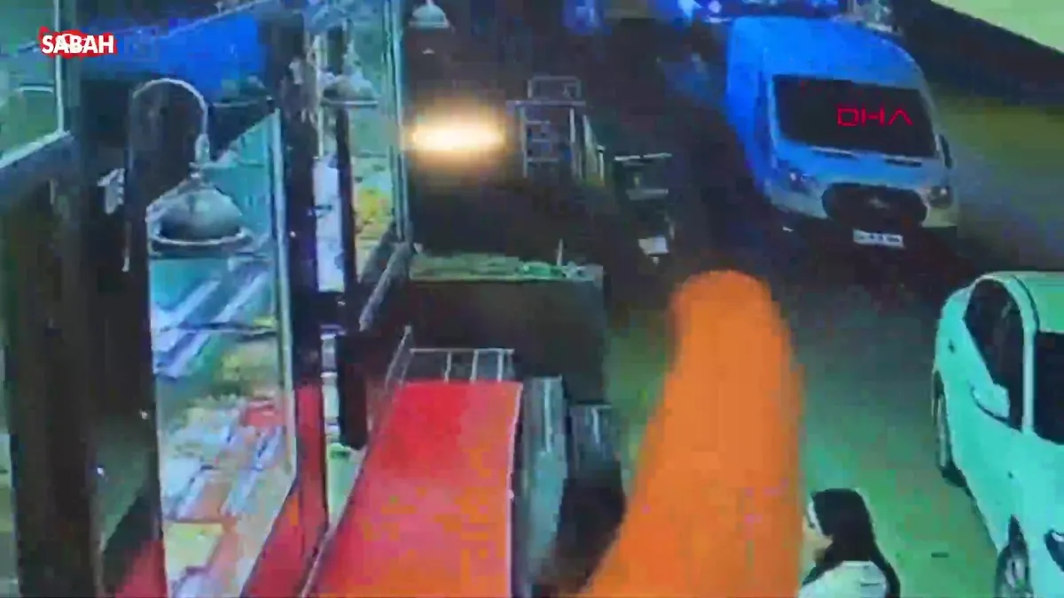 Beylikdüzü’nde husumetlisine silahlı saldırı düzenleyen şüpheli tutuklandı | Video videosunu izle Beylikdüzü’nde husumetlisine silahlı saldırı düzenleyen şüpheli tutuklandı | Video videosunu izle