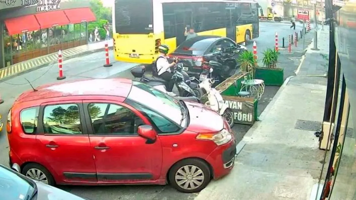 İstanbul Şişli'de özel halk otobüsünün yayaya çarptığı kaza yerinden genel bir görünüm.