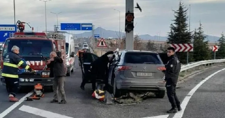 Eskişehir’de feci kaza: Bariyer ve direğe çarpan sürücü öldü...
