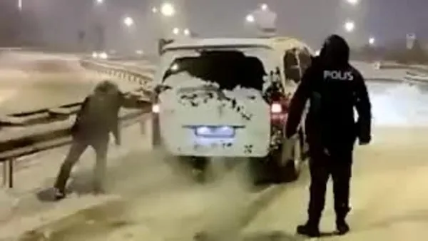 Polis ekipleri karda da vatandaşın yanında! İterek kurtardılar | Video