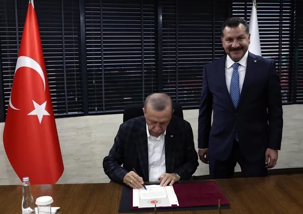 cumhurbaskani-erdogan-balikesirde-partililerle-bulustu-1665254422619.jpeg