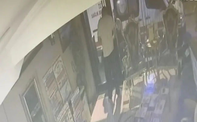 son-dakika-bocek-ailesinin-olumune-iliskin-bir-skandal-daha-otelde-kilitli-kalmislar-servet-bocek-kucaginda-co-1763627414518.jpg (1078×666)