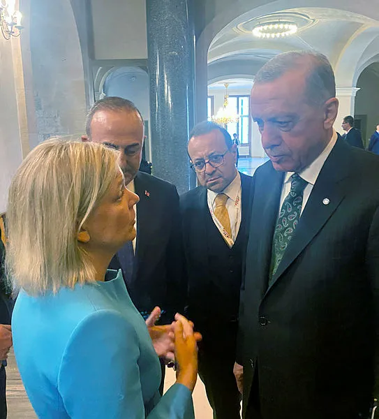 son-dakika-baskan-erdogandan-avrupa-siyasi-toplulugu-zirvesinde-diplomasi-trafigi-1665075613903.jpg
