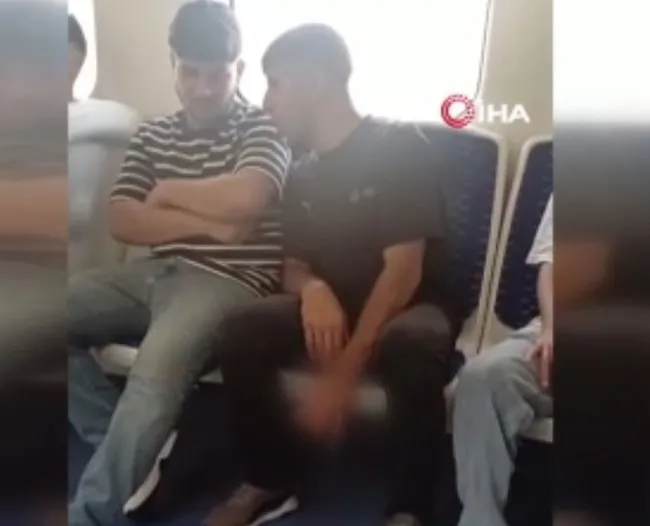 İZBAN’DA akılalmaz görüntüler! Kimseye aldırış etmeden sigara içti küllerini yere attı!
