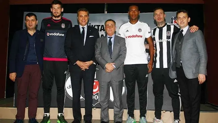 Beşiktaş’ın yeni transferleri imzayı attı