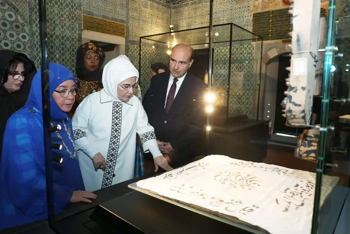 emine-erdogan-devlet-baskanlari-esleriyle-topkapi-sarayini-gezdi-1698768229588.jpg