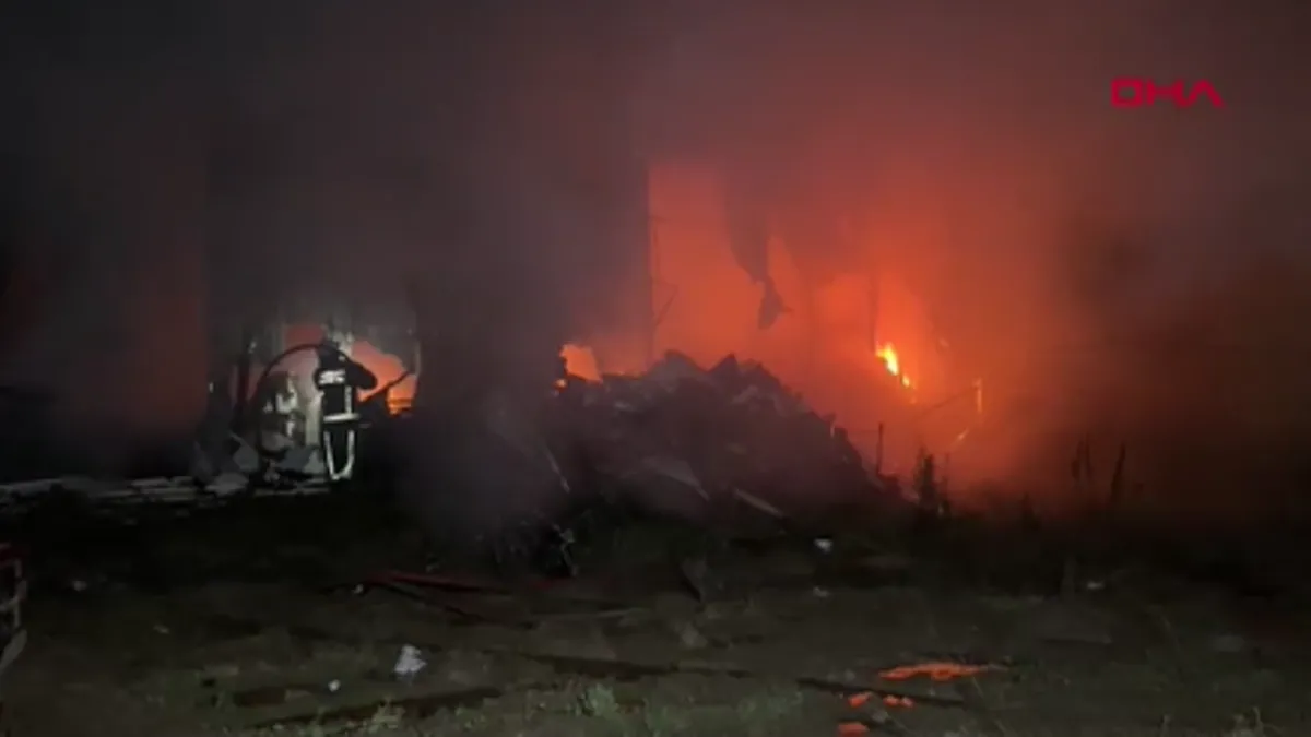 Antalya’da korkutan depo yangını: Küle döndü! Antalya’da korkutan depo yangını: Küle döndü!