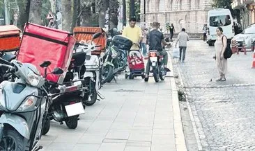 Yaya yolları işgal altında... Kaldırımda yol isteyen moto kuryeler bıktırdı #istanbul