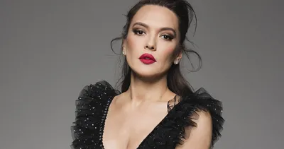 Demet Akalın’ın derin dekolteli havuz başı paylaşımı olay oldu! İşte çok konuşulan Demet Akalın’ın mayolu pozları...