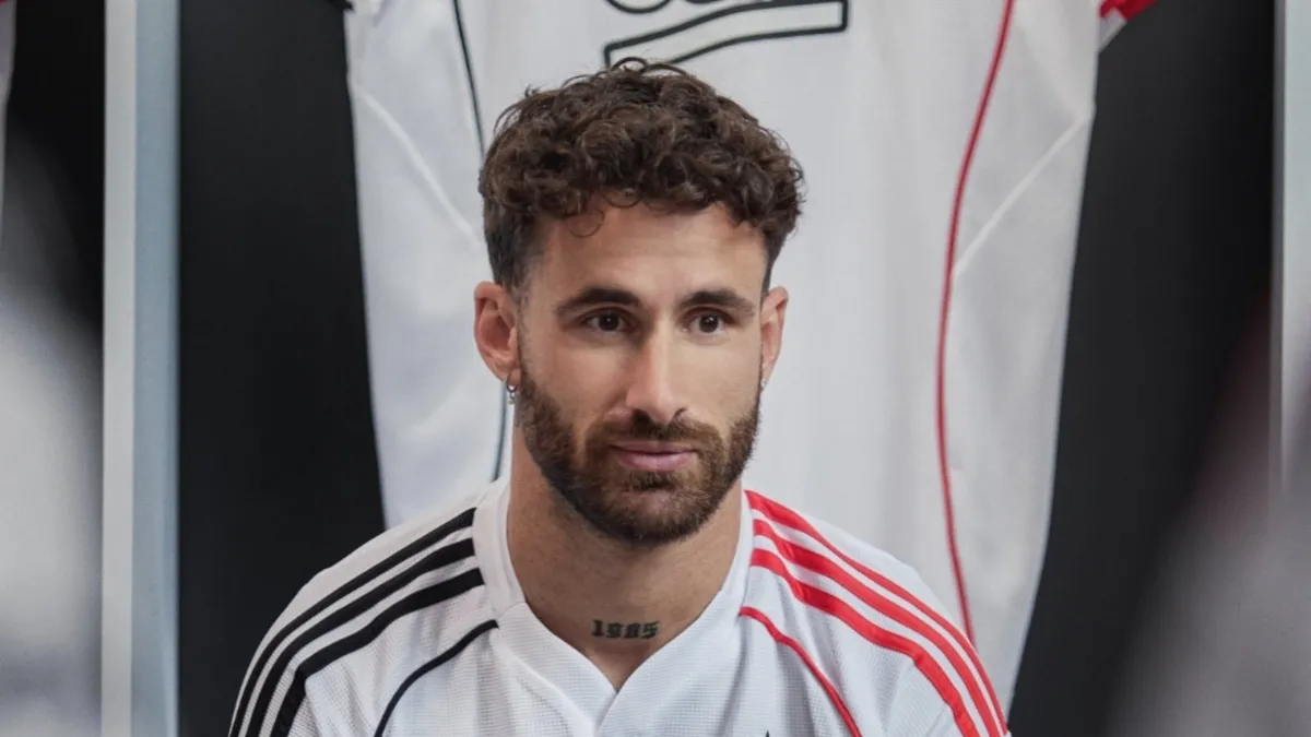 Beşiktaş’ın yeni sezon formaları satışa çıktı Beşiktaş’ın yeni sezon formaları satışa çıktı