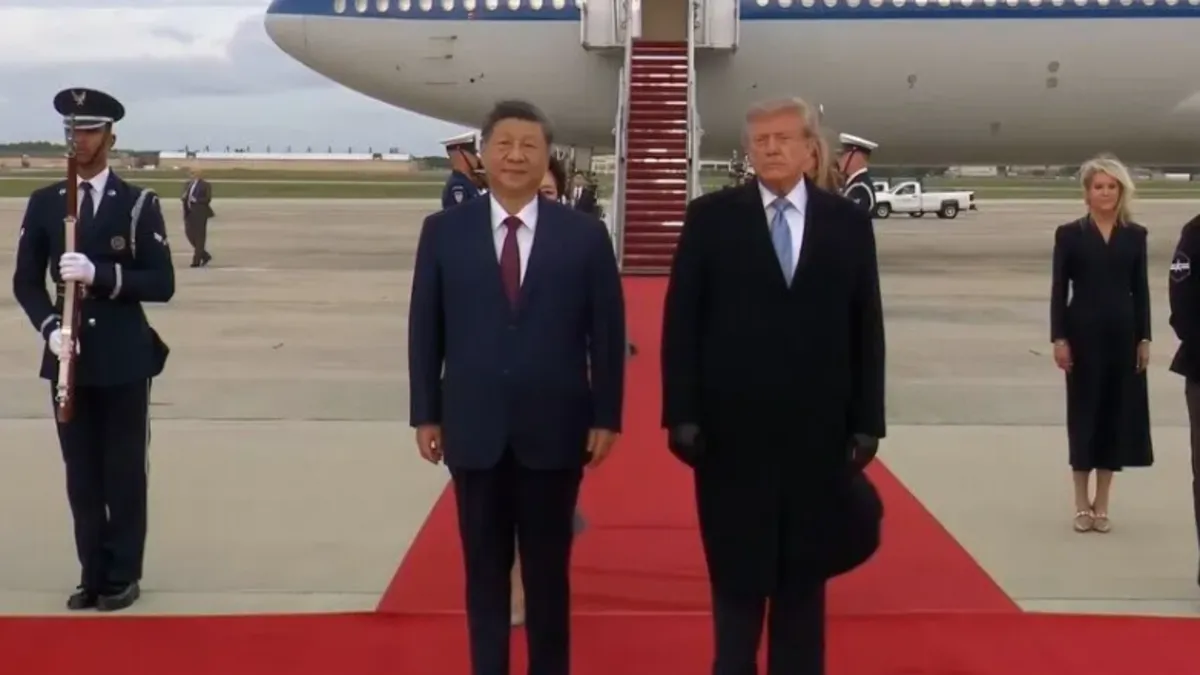 Trump’tan Şi'ye jest! Hava üssünde kırmızı halıyla karşıladı