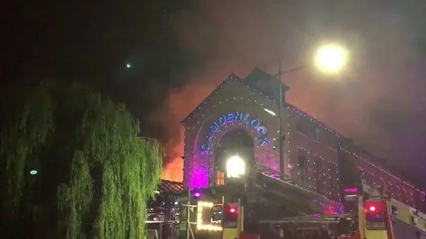 Londra’da yangın paniği! Alevler binayı sarıyor