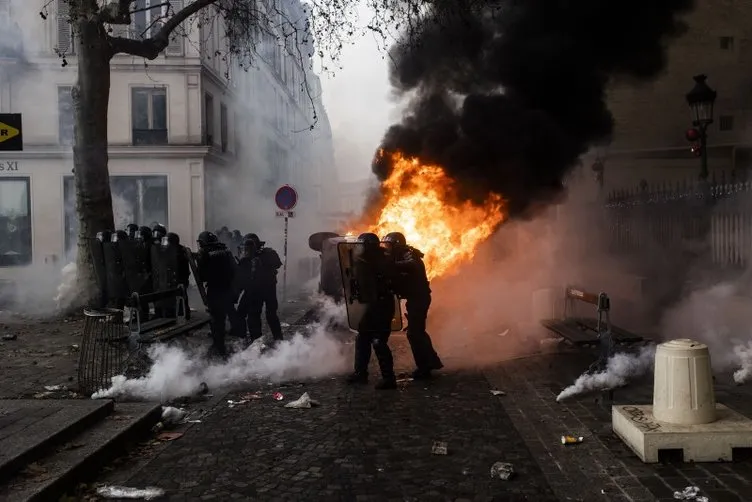 Fransa krizi büyütecek kararından vazgeçti! PKK yandaşları Paris sokaklarını savaş alanına çevirmişti