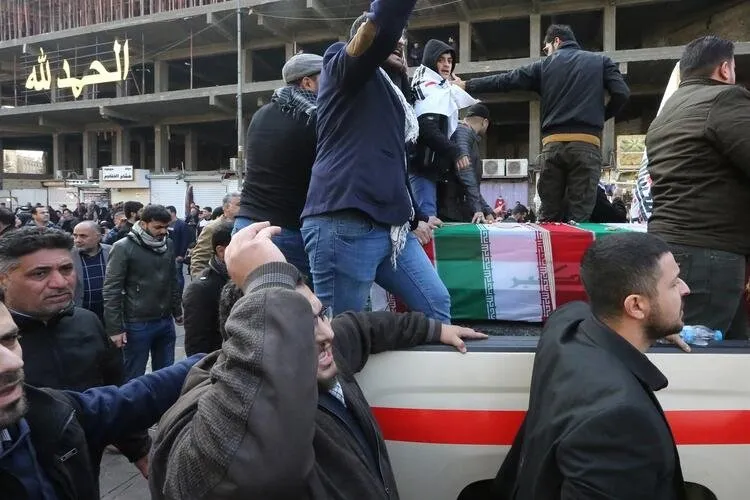 Tabutunu çevrelediler! İşte Süleymani'nin cenazesinden kareler