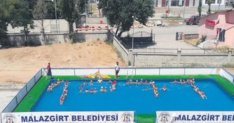 Çocuklar için yüzme Caddelere sıcak asfalt havuzu yapıldı