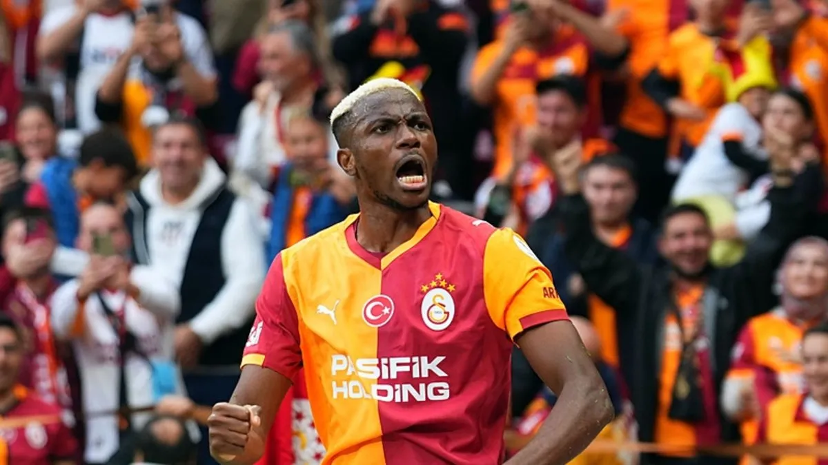 Victor Osimhen, Okan Buruk’u yakaladı Victor Osimhen, Okan Buruk’u yakaladı
