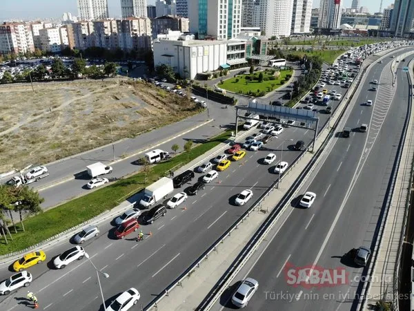 İstanbul Kitap Fuarı'na yoğun ilgi! Metrelerce araç kuyruğu oluştu