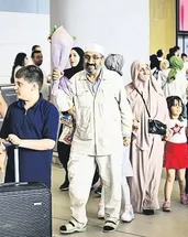 Hacılar çiçeklerle karşılandı
