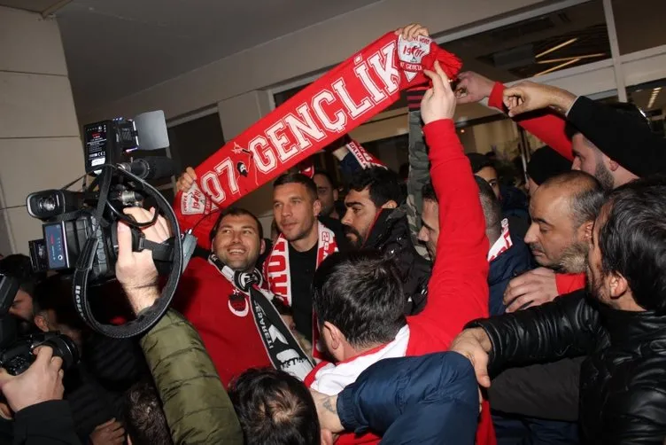 Lukas Podolski Antalyaspor’da! İşte tarihi görüntüler