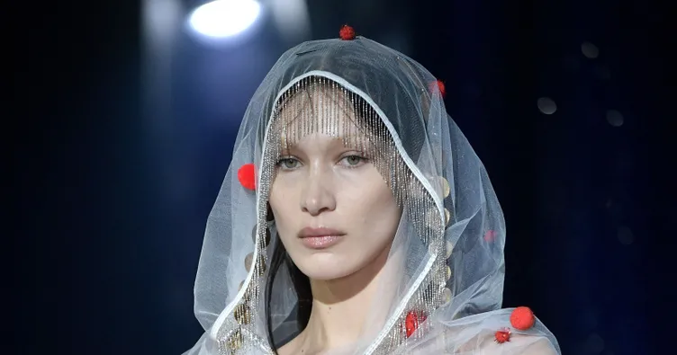 Bella Hadid’den batının Rusya Ukrayna savaşındaki iki yüzlülüğüne tepki: Kaç müslüman ülke alevler içinde?