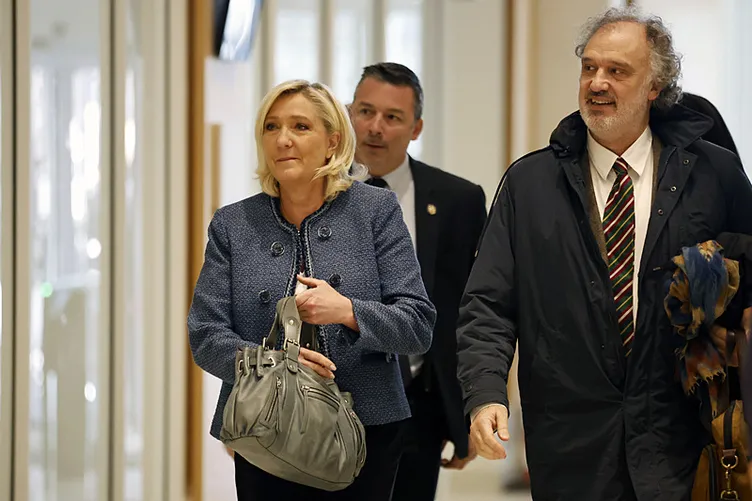 Fransa’da yolsuzluk krizi büyüyor! Fransızlar kararını verdi: Marine Le Pen men edilsin!
