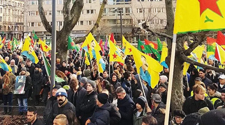 Böyle mi NATO’ya girecekler? İsveç’in başkentinde alçak eylem! PKK sempatizanları Başkan Erdoğan’ın maketini astı