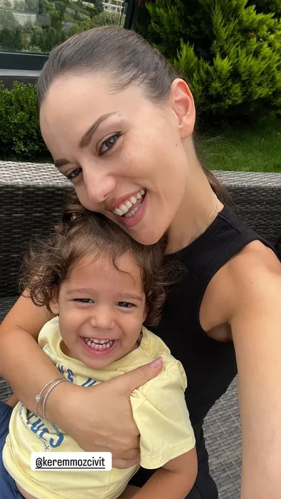 Tatil bitti Fahriye Evcen’i çiçekler karşıladı! Burak Özçivit’ten güzel eşi Fahriye Evcen’e romantik jest!