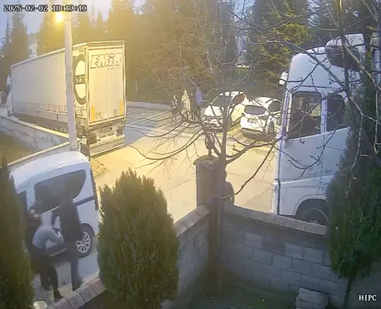 Bursa’da korku dolu anlar: Motosikletli şahıslar sohbet eden kızlara ateş etti!