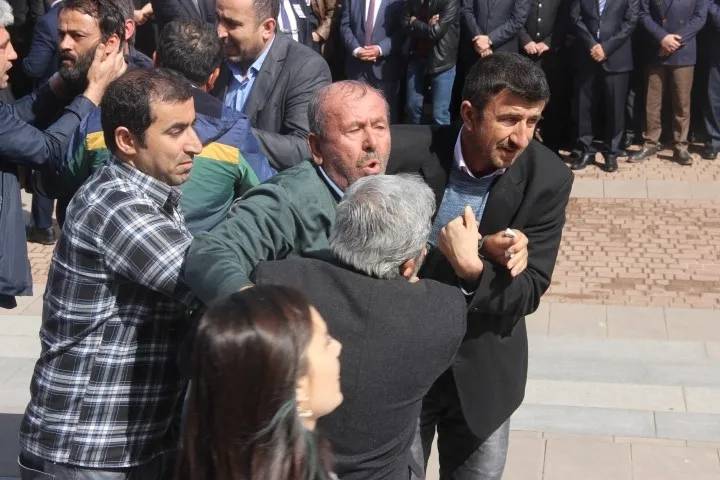 Üniversitede öldürülen görevlilerin için tören düzenlendi