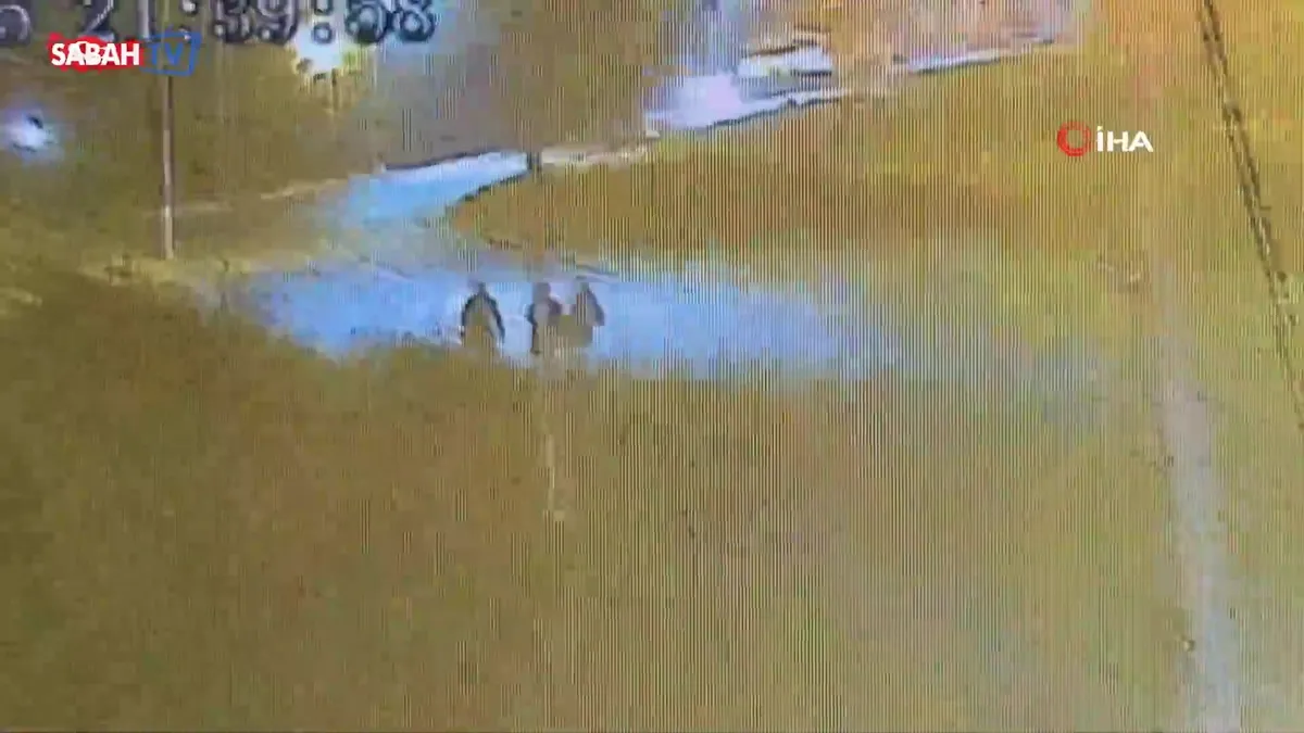 Arnavutköy’de cinayet gibi kaza! Önce çarptı, ardından üzerinden geçip kaçtı: O anlar kamerada videosunu izle Arnavutköy’de cinayet gibi kaza! Önce çarptı, ardından üzerinden geçip kaçtı: O anlar kamerada videosunu izle