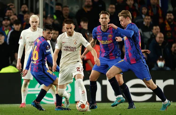 son-dakika-barcelona-galatasaray-maci-sonrasi-gonderme-camp-nouda-tarih-yazdilar-1646981768168.jpg