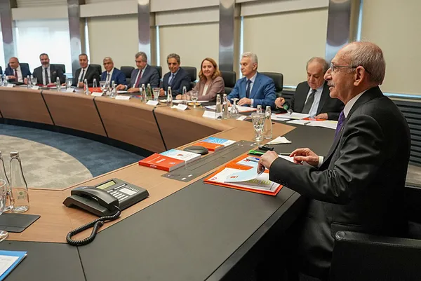 son-dakika-ozgur-ozel-ve-ekibinden-chp-parti-meclisinden-istifa-etme-karari-kilicdaroglunun-ihrac-hamlesine-ka-1781164516152.jpg