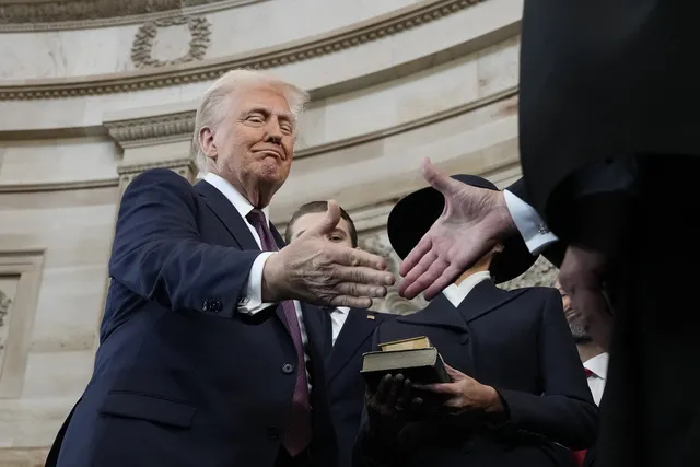 Yemin töreninde dikkat çeken anlar: ABD Başkanı Trump İncil’e el basmadı