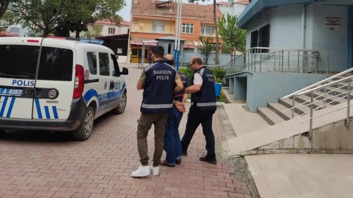 Samsun'da FETÖ'ye üye olma suçundan aranan şahıs çatıda özel bölmede yakalandı