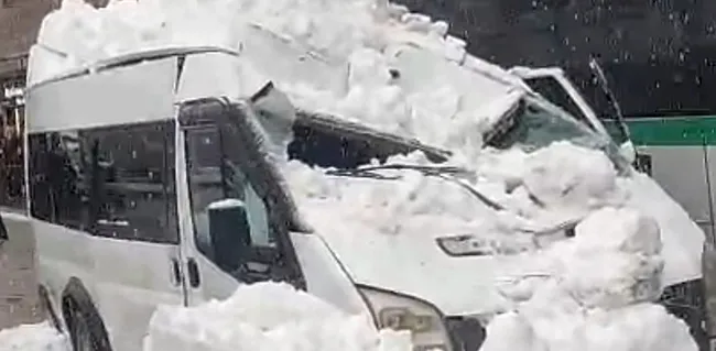 kar-kutlesi-minibusun-uzerine-dustu-arac-kullanilamaz-hale-geldi-1769786054879.jpeg