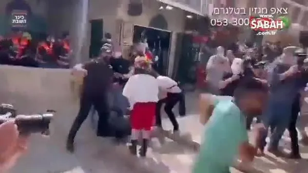 Kudüs'te yaşlı kadına biber gazı sıkan İsraillileri, Filistinli gençler böyle durdurdu | Video