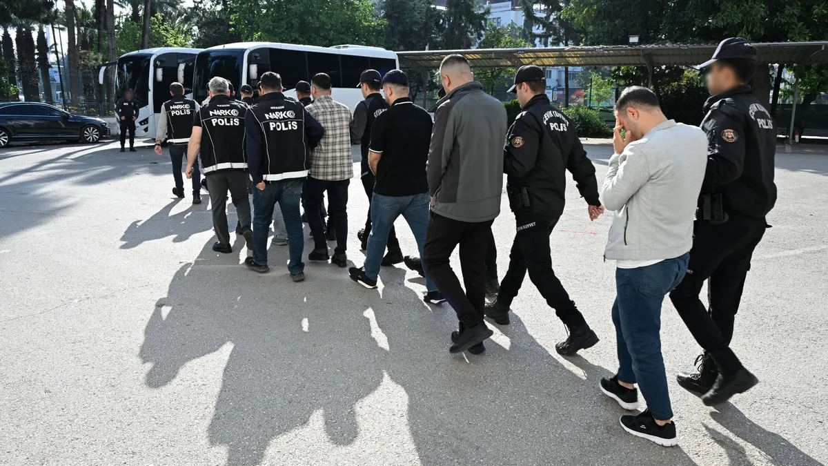 Mersin’de uyuşturucu operasyonu: 41 kilo uyuşturucu yakalandı, 11 kişi tutuklandı Mersin’de uyuşturucu operasyonu: 41 kilo uyuşturucu yakalandı, 11 kişi tutuklandı
