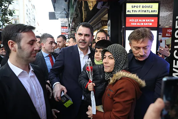 Şirinevler'de Murat Kurum'la karşılaşan vatandaş: Biz Kürtler sizi destekleyeceğiz