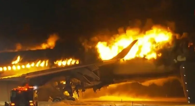 SON DAKİKA | Japonya'da yeni felaket: Uçakta dev patlama! Alevler içindeki uçak ikiye bölündü