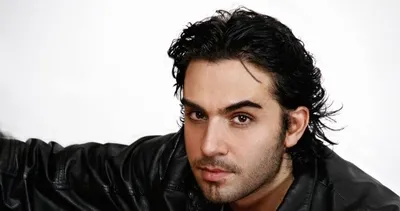 Çılgın danslarıyla dikkat çeken şarkıcı İsmail YK’nın yaşı duyanları şaşırtıyor! İsmail YK asla yaşını göstermiyor