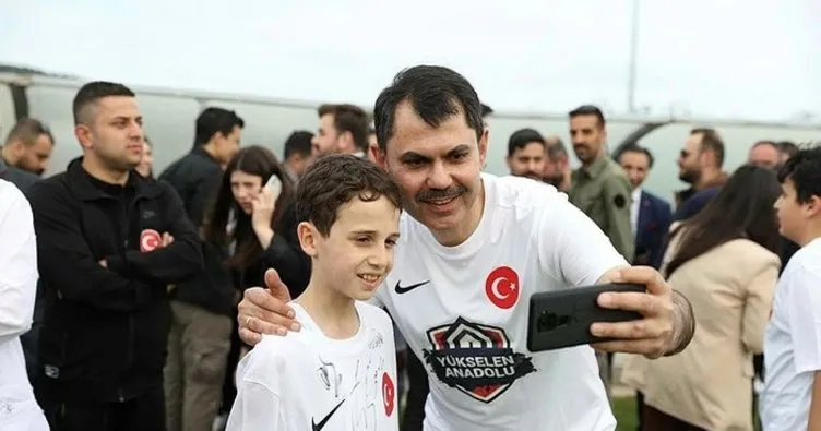 Bakan Murat Kurum ve afetzede çocuklar özel maçta top koşturdu!