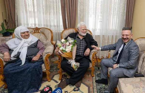 cumhuriyetle-ayni-yasta-102-yasindaki-ali-dedeyi-vali-evinde-ziyaret-etti-1742644228999.jpg