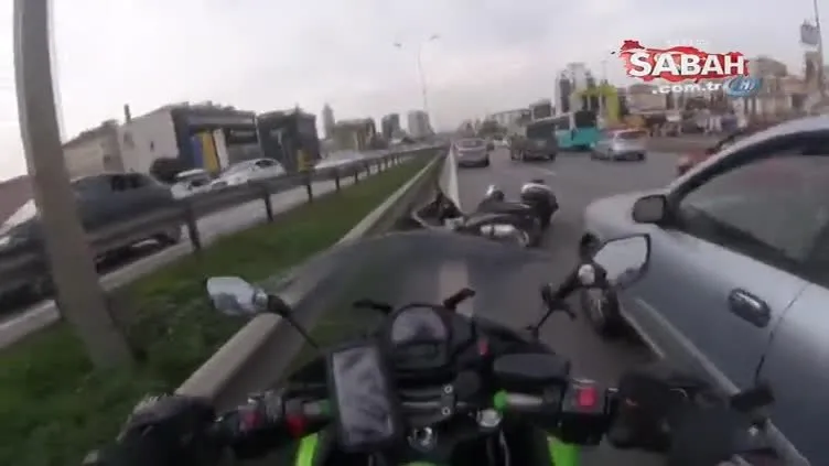 Otomobilin sıkıştırdığı motosikletli böyle kaza yaptı
