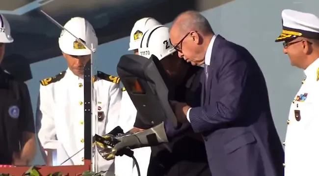 milli-ucak-gemisi-icin-tarihi-gun-kaynagi-baskan-erdogan-bizzat-yapti-1756394293341.jpg Milli Uçak Gemisi MUGEM için tarihi gün! Kaynağı bizzat Başkan Erdoğan yaptı