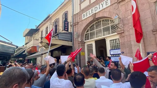 otopark-kapatildi-cirolar-dustu-tarihi-carsi-esnafindan-tabutlu-protesto-1785239327921.jpg