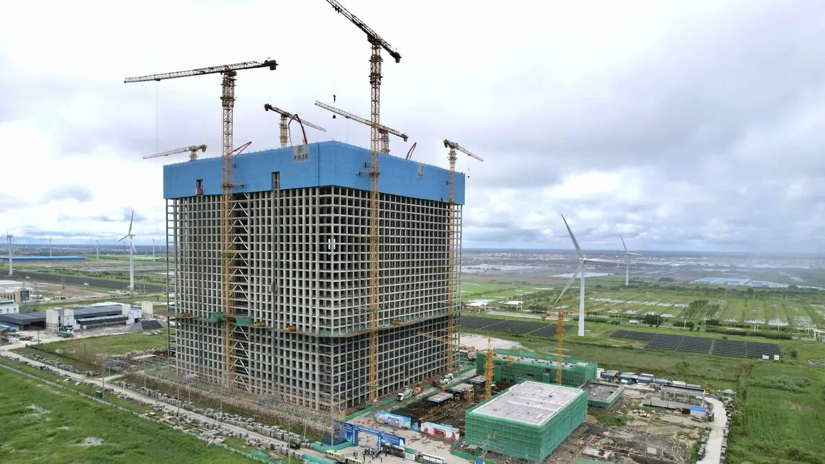 Tam 148 metre boyunda! Binlerce beton blok kullanarak elektrik depoluyorlar