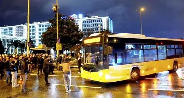 iettye-bagli-ozel-halk-otobusu-soforleri-sarachanede-eylem-yapti-1744906243482.jpg
