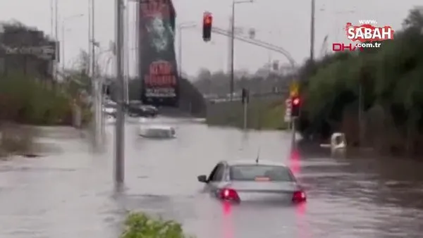 İzmir Narlıdere'de şiddetli yağış sonrası araçlar sular altında kaldı! O anlar böyle görüntülendi | Video